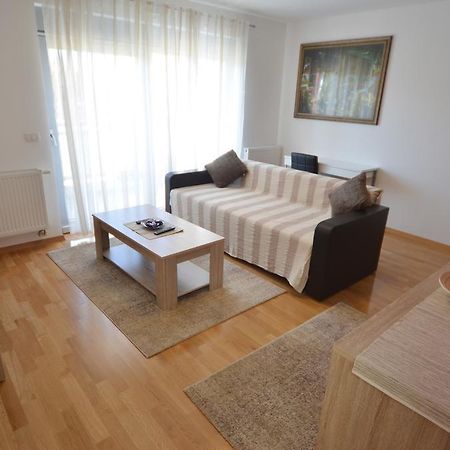 Apartment Dina 52 로비니 외부 사진
