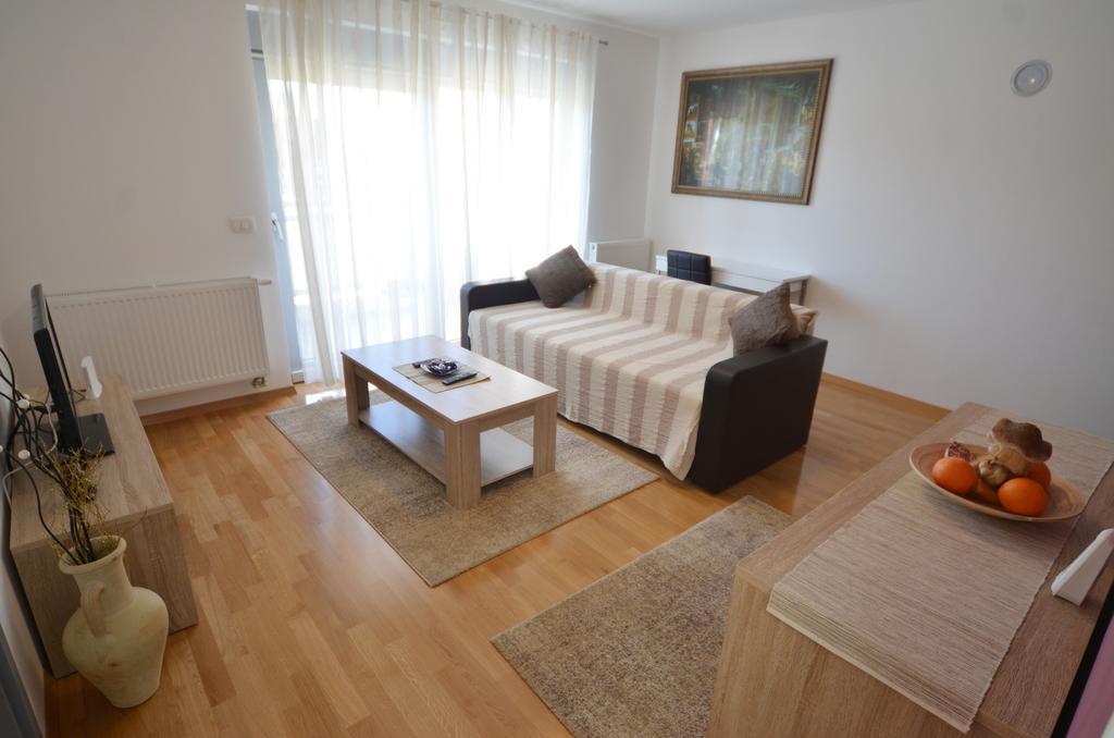 Apartment Dina 52 로비니 외부 사진