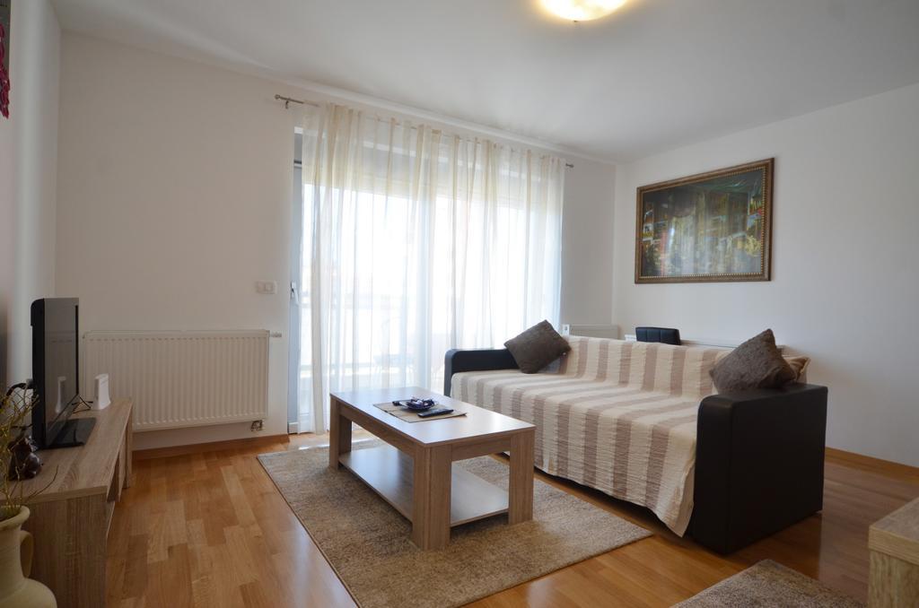 Apartment Dina 52 로비니 외부 사진